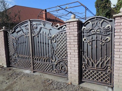 Распашные ворота с элементами ковки с калиткой цена заказать
