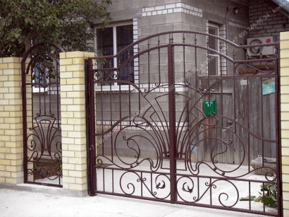 Ворота для дачи распашные с встроенной калиткой из евроштакетника с элементами ковки цена