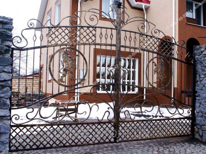 Распашные ворота с элементами ковки красивые фотография купить в Москве