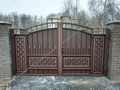 Ворота металлические распашные со встроенной калиткой