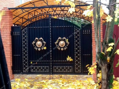 Кованые распашные ворота с калиткой фото купить в Москве