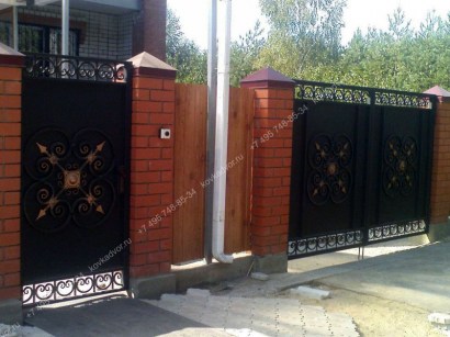 Ворота распашные кованые с калиткой фото купить в Москве