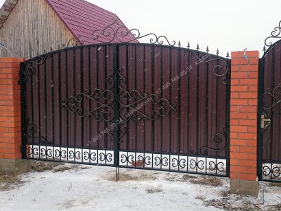 Ворота и калитки для частного дома из профнастила с элементами ковки фото цена в москве