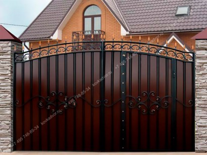 Кованые ворота с профлистом коричневого цвета встроенная калитка фото