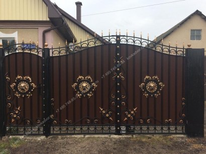 Кованые ворота с коваными эмблемами и профлистом фото