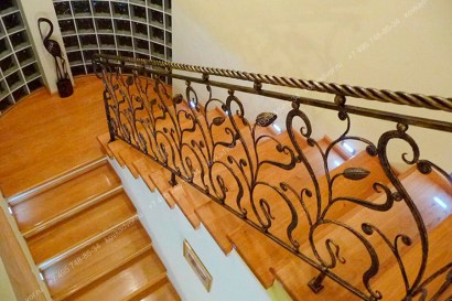 Перила для лестниц ковка купить в Москве в доме фотография